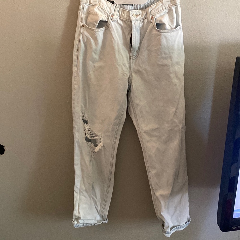 Super cute light wash jeans!